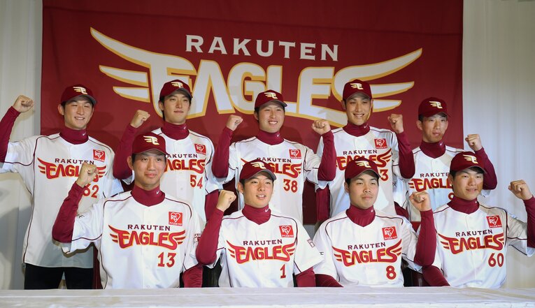 2013年ドラフトで指名された楽天の新入団選手たち。（前列左から2番目が）ドラフト1位の松井裕樹、（後列右端が）ドラフト9位の今野龍太　©JIJI PRESS
