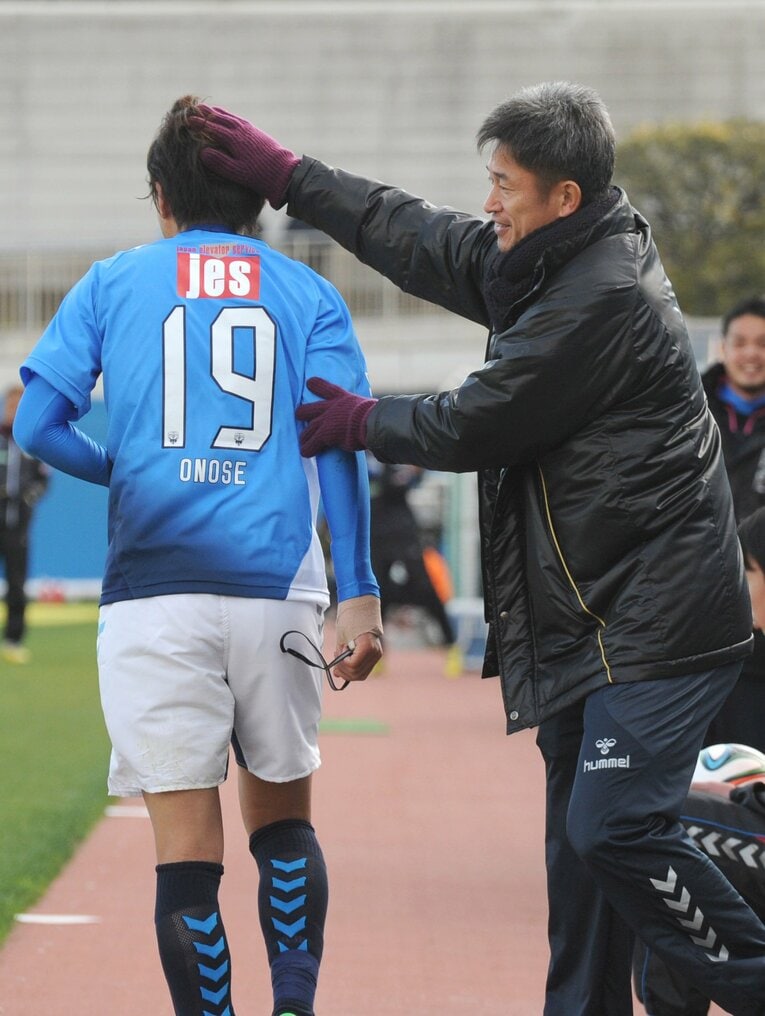 三浦知良に激励される横浜FC時代の小野瀬康介（2014年）©Masashi Hara/Getty Images