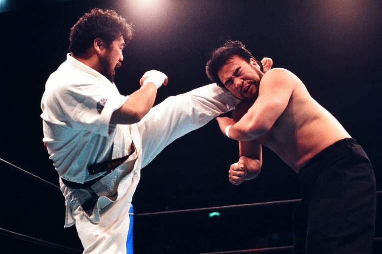 越中詩郎にハイキックを決める青柳館長（1992年5月1日）©︎Essei Hara