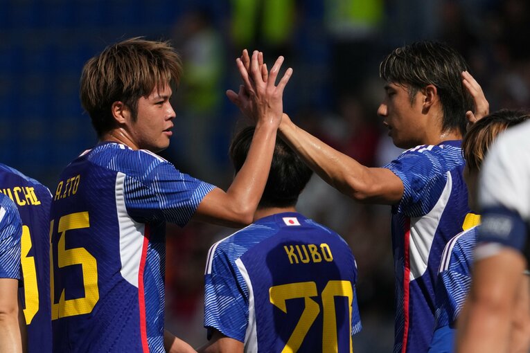 先制ゴールを決めた伊藤敦樹を祝福する伊藤洋輝　©Masashi Hara