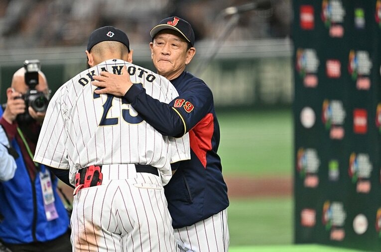 イタリア戦後、岡本和真を抱擁する栗山英樹監督。その指導者スタイルとは？　©Naoya Sanuki