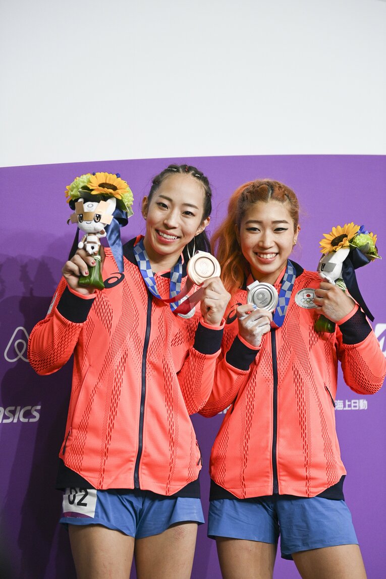 東京五輪スポーツクライミング女子複合で銀メダルを獲得した野中生萌（右）と銅メダルの野口啓代　©︎Asami Enomoto/JMPA