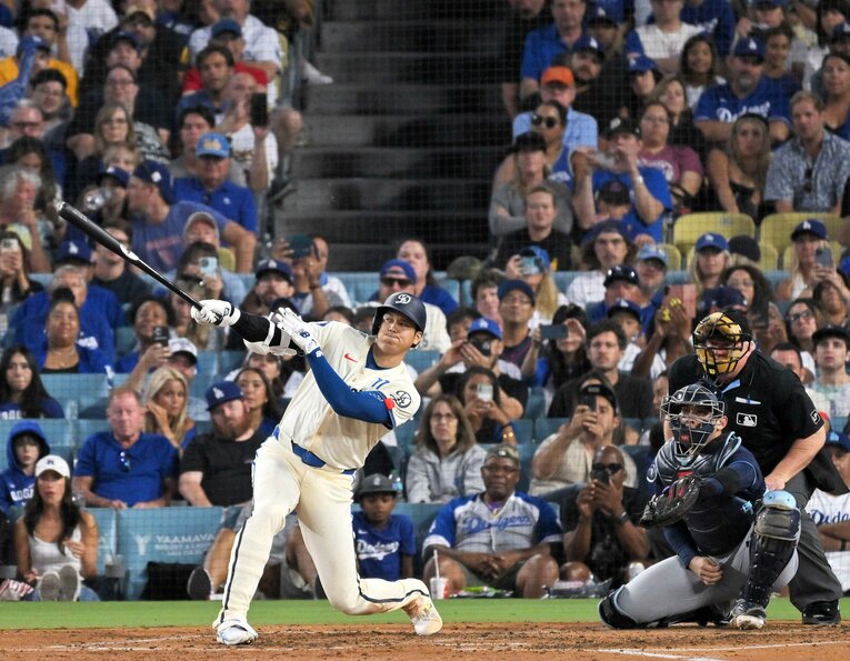 41号。完全に体勢は崩されているがスタンドインした　©JIJI PRESS