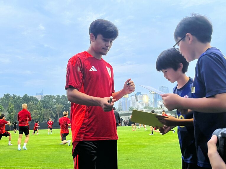 現地在住の日本人にサインする久保の神対応　©Yusuke Mimura