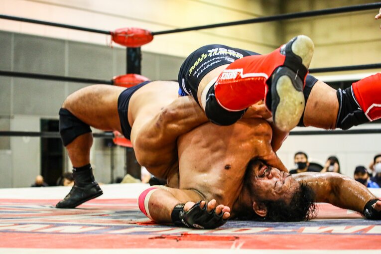 関本のジャーマンスープレックスホールド　©Susumu Nagao