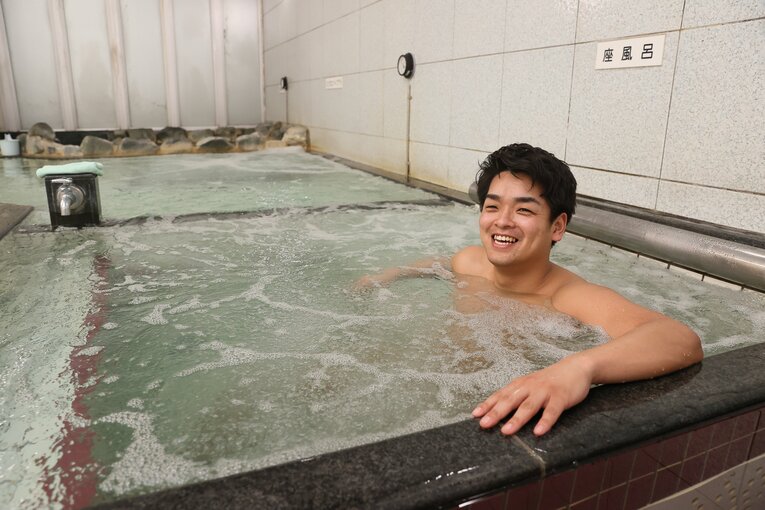 「すえひろ湯」で湯船につかる高野さん　©︎Shigeki Yamamoto