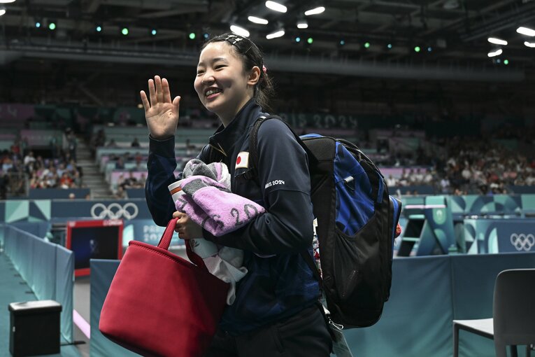 女子卓球団体1回戦を突破して笑顔の張本　©Asami Enomoto/JMPA