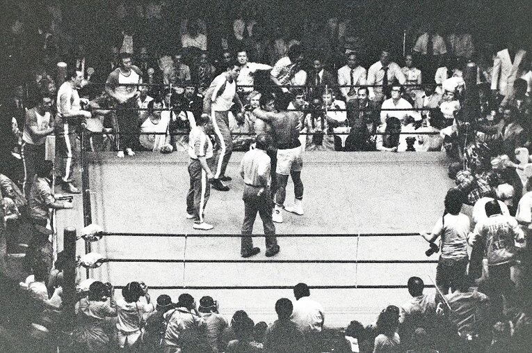 アントニオ猪木vsモハメド・アリは「世紀の茶番劇」だったのか？ 酷評の裏で芽生えた“不思議な友情”「アリは俺と2人だけの時は…」(1) ／ photograph by Essei Hara