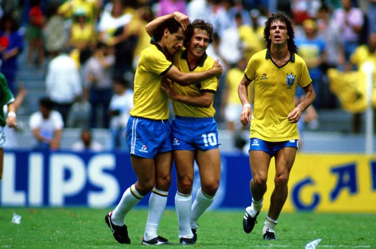 ジーコと抱き合うカレッカ　©AFLO