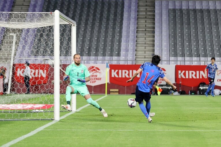 後半開始早々3分に、谷口のヘディングでゴール前に流れてきたボール。フリーで受けた伊東がそのまま押し込んだ　©Getty Images