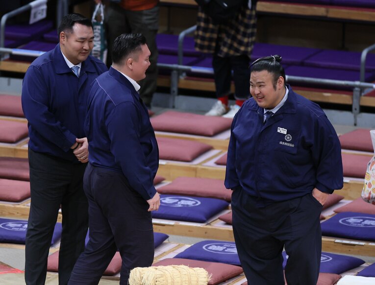 音羽山親方（元横綱鶴竜）と宮城野親方（元横綱白鵬）と談笑する湊川親方（元大関貴景勝）　©JIJI PRESS