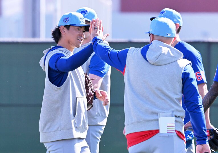 チームメイトと会話する今永　©JIJI PRESS