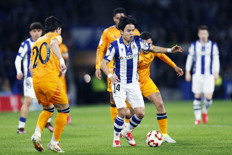 「クボは2回目だぞ！」マドリー名将が不服そうだが久保建英は「あんなのファールじゃないだろ？」とばかりに…“名門の圧vsソシエダの熱”を激写(5)