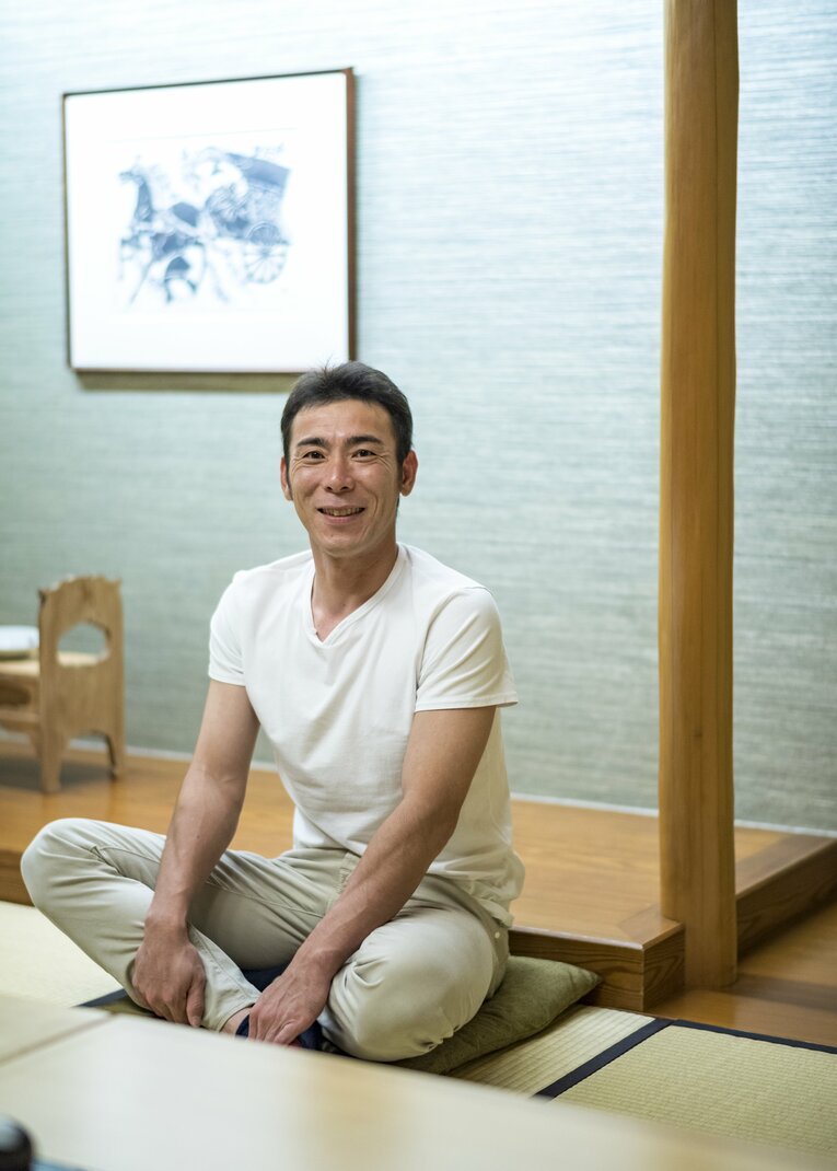 和室でくつろぐ荒木雅博　©Takuya Sugiyama　