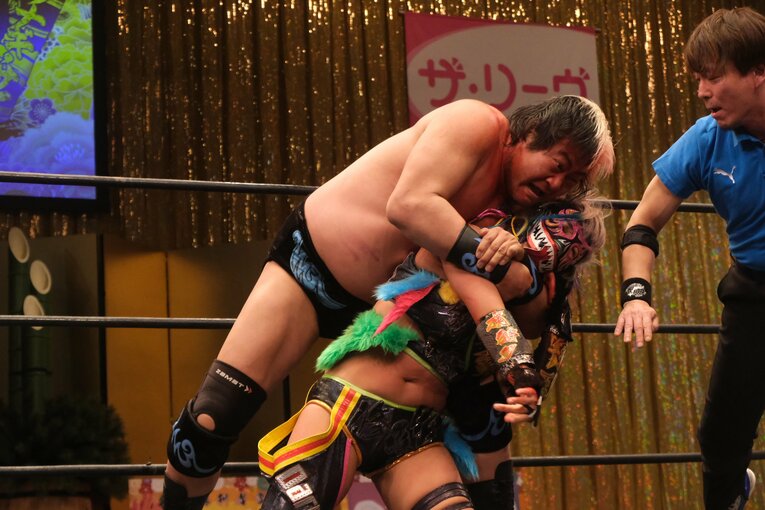 「スターダムをクビになって…」人気女子プロレスラーが初告白　ウナギ・サヤカ“超満員の自主興行”に密着して感じた「不思議な風格」(94)