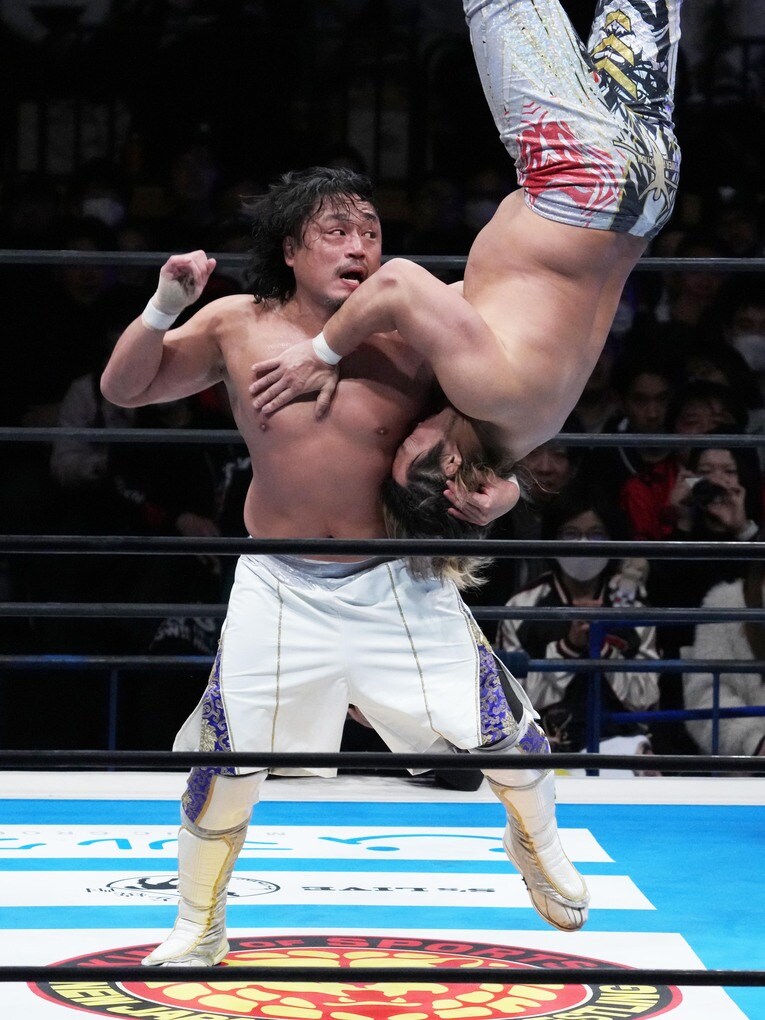 棚橋弘至を牛殺しに持っていく後藤洋央紀　©Essei Hara