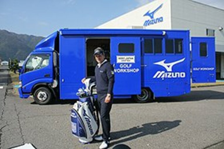 175cmのルーク・ドナルド選手が2m近いライバル達に対抗するため、彼はショットの正確性を重視。そして、彼を支えるのが正確無比なショットを生み出すミズノのアイアンだ。熟練の技を見聞するため、ミズノテクニクス（養老工場）を訪れたルーク。 