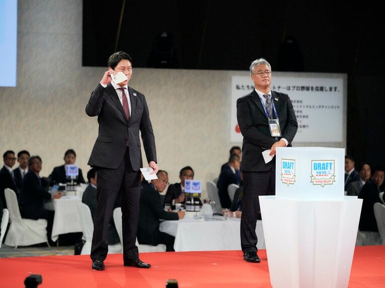 外れ1位の平川蓮選手の抽選に再び挑んだ新井監督、今度は引き当ててホッ　©Yuki Suenaga