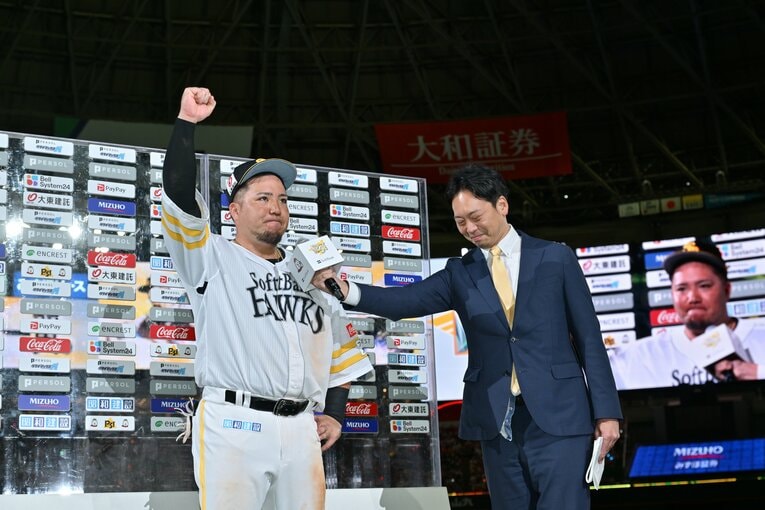 ［第1戦］サヨナラ打に喜ぶヒーローインタビューの山川　©Hideki Sugiyama