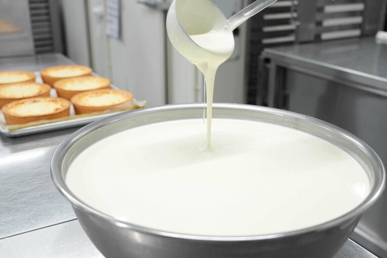 しっかりと撹拌して生地を作っていく