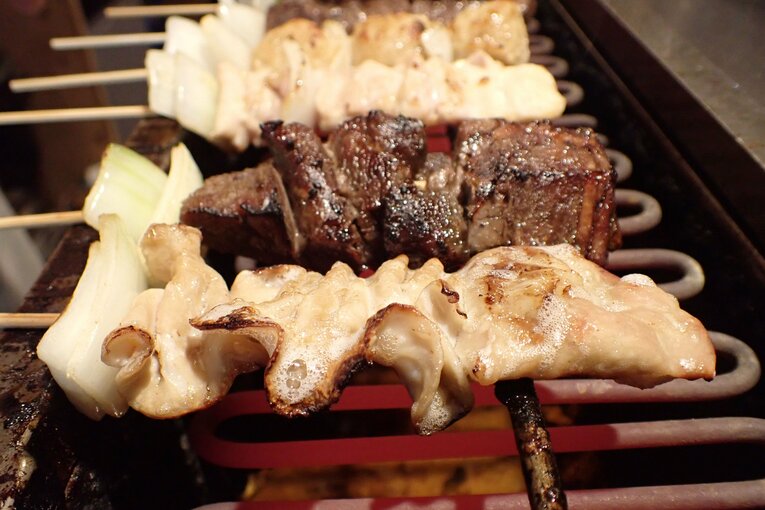 「藤よし」の焼き鳥は炭ではなく電気で焼かれる　©Essei Hara