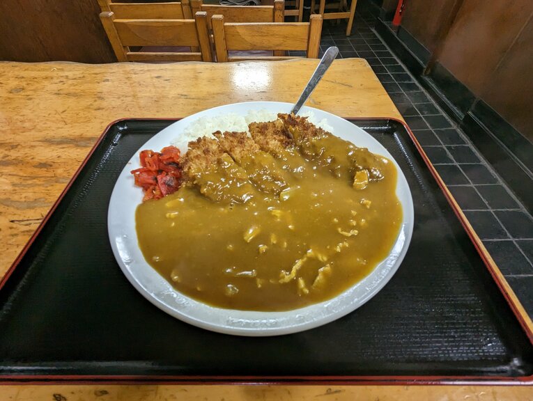 藤井が頼んだカツカレー。湯気がわきあがる
