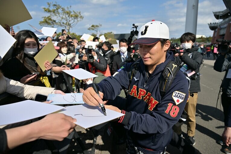 ファンの熱気に思わず苦笑する山本由伸　©Hideki Sugiyama
