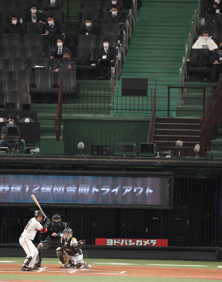 巨人・山下の打席を新庄監督も見つめていた　©Sankei Shimbun