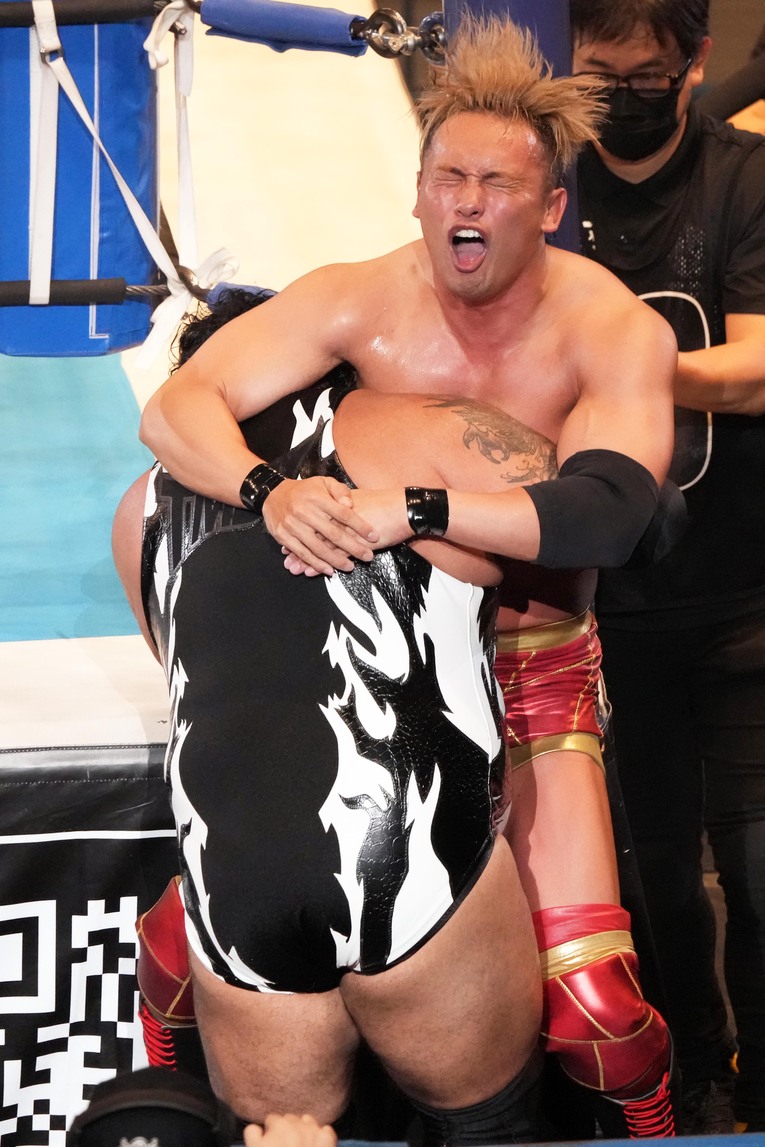 WWEに切られた男の逆襲…160キロの“空飛ぶ怪物”ジョナが『G1』本命オカダ・カズチカを圧殺「オレはデカすぎて、強すぎて、無敵すぎる」(10)