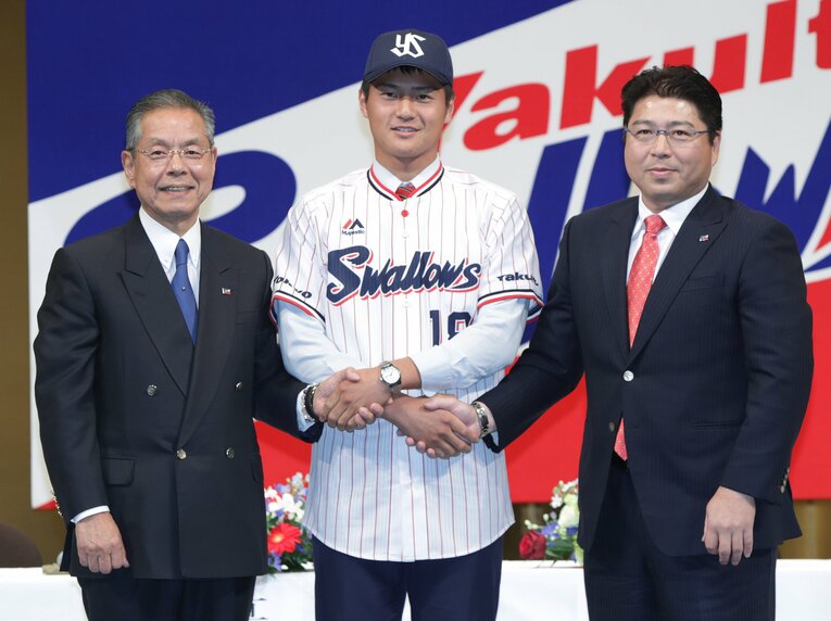 高校卒業後はヤクルトからドラフト1位で指名を受けた。当時の監督は真中満氏（右）　©JIJI PRESS