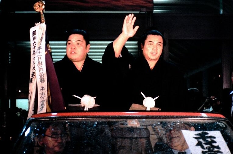 1985年秋場所で優勝した千代の富士（左は北勝海） ／ photograph by JIJI PRESS