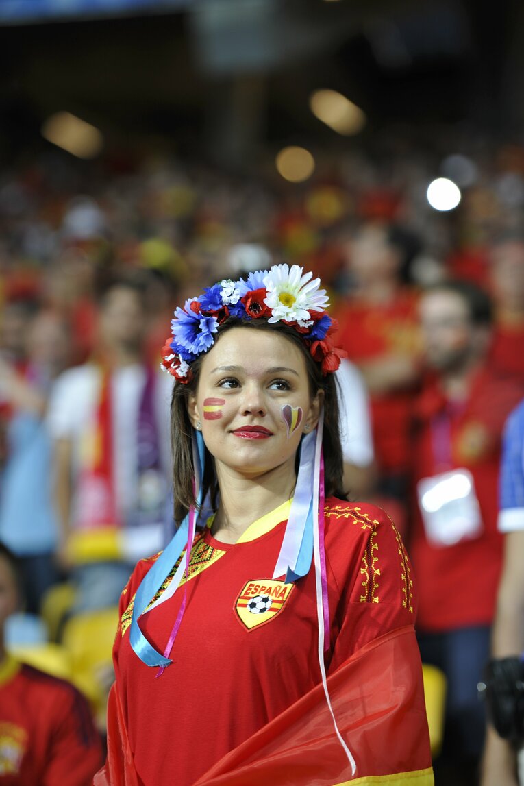 EUROにいた美しい女性サポーターの応援姿（50枚超）　©Sports Graphic Number