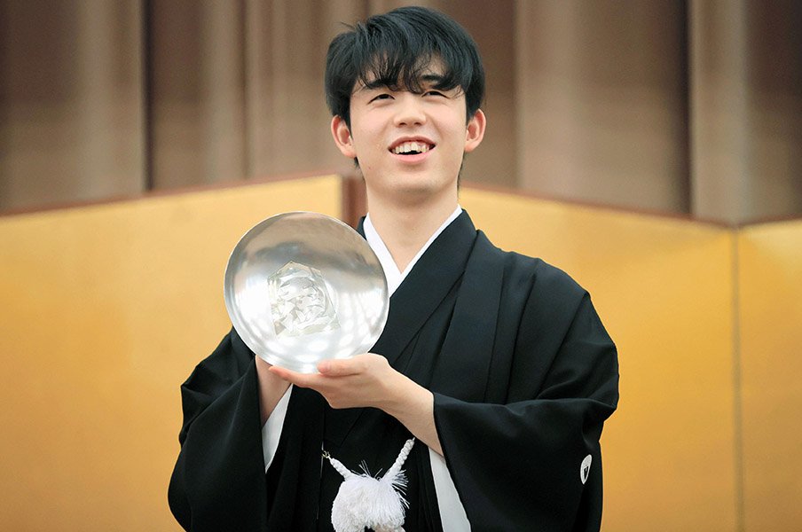《世界史と数学が好き》19歳藤井聡太三冠が明かす“苦手だった科目”は?「英語は苦手でした」「美術も嫌いでした」<Number Web> photograph by KYODO