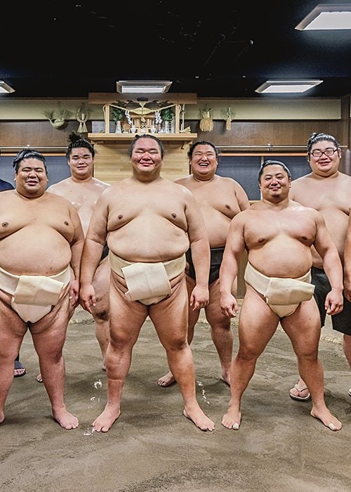 （前列左から）中村親方、和気乃風、嘉陽、友風、宮乃風、寒風山（後列左から）床山見習いの緒方惇斗、加藤、西御許、阿龍