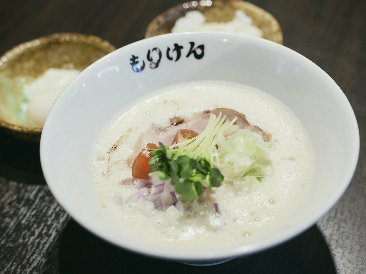 看板メニューである『とりぱいたん』（900円）。麺によく絡む大山鶏を使った濃厚クリーミーなスープは絶品。さまざまなアレンジメニューも人気　©︎Yuki Suenaga