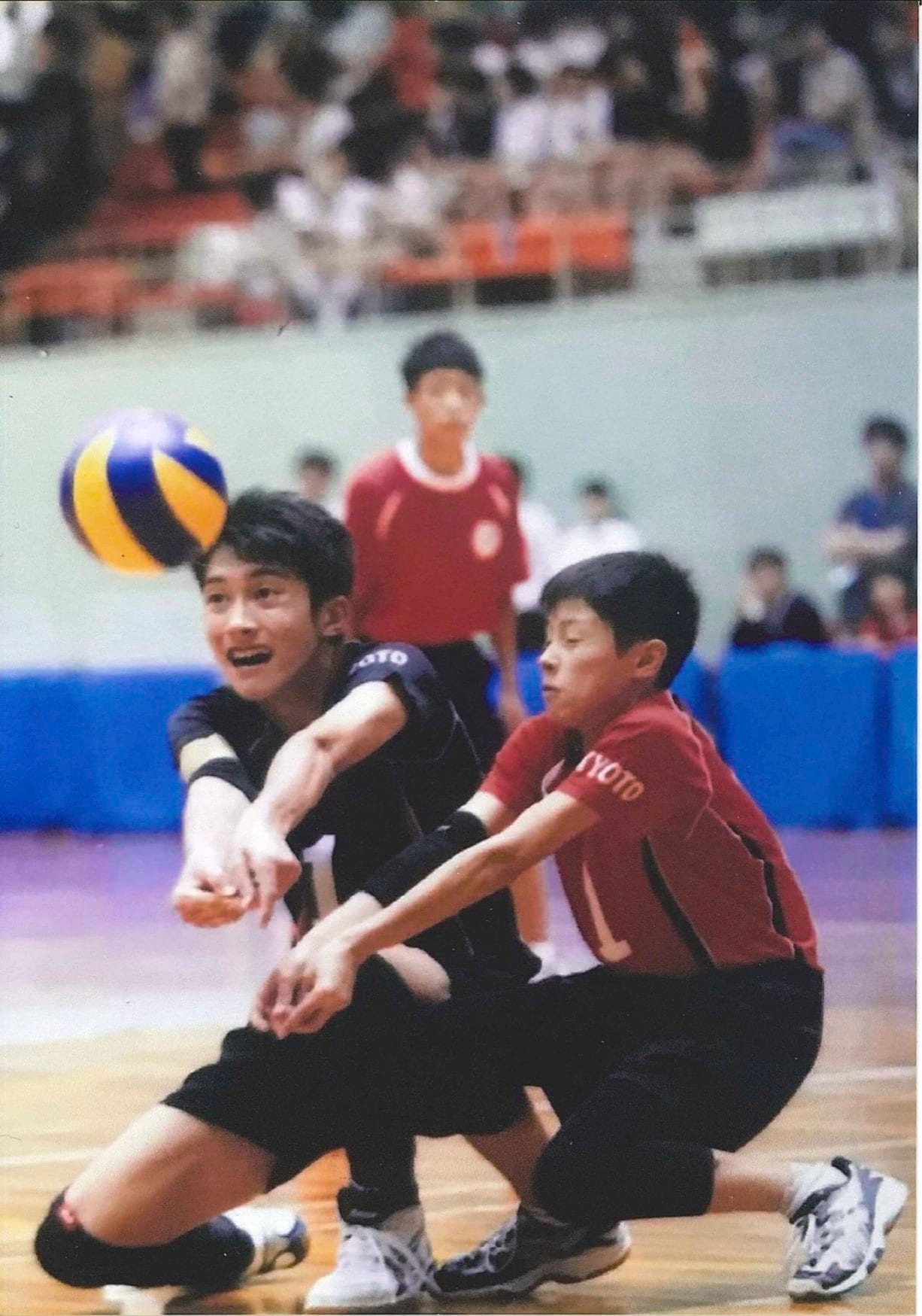 兄・塁（左）を追ってバレーボールを始めた高橋藍（事務所提供）