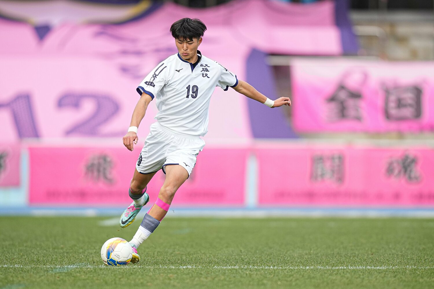 神村学園戦も後半途中からセンターバックでプレーした森重　©︎AFLO SPORT