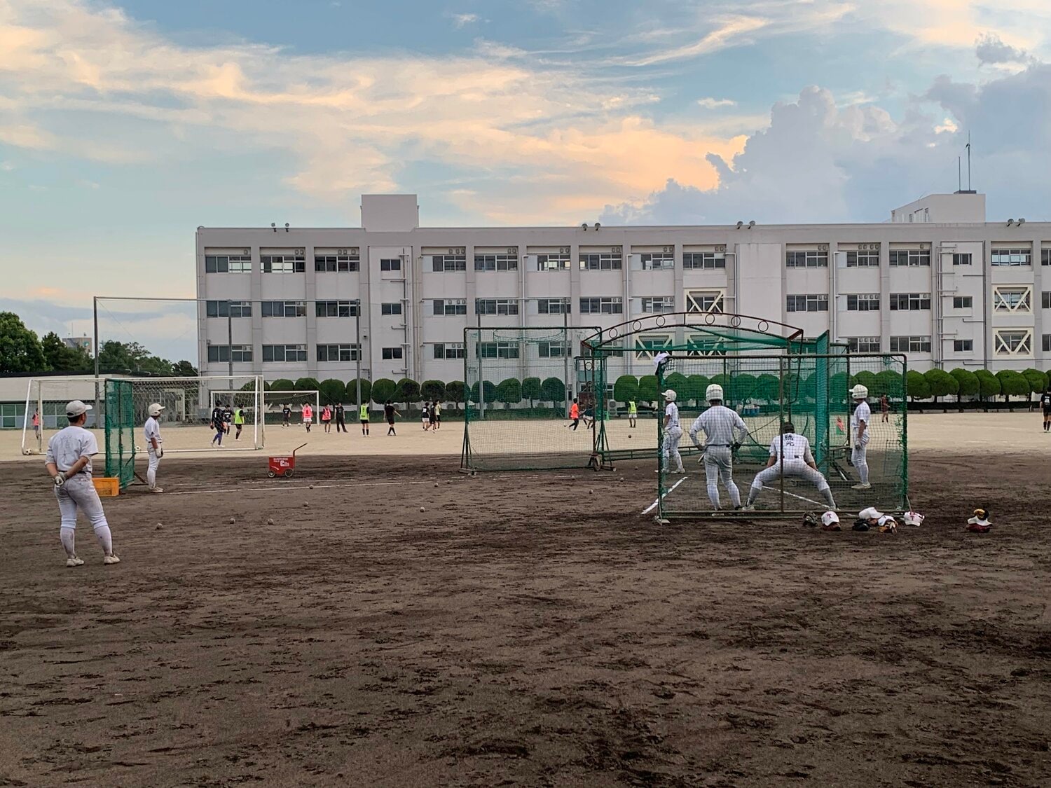 後方でサッカー部やラグビー部が練習する中、二塁塁上でバント練習　©Katsuharu Uchida