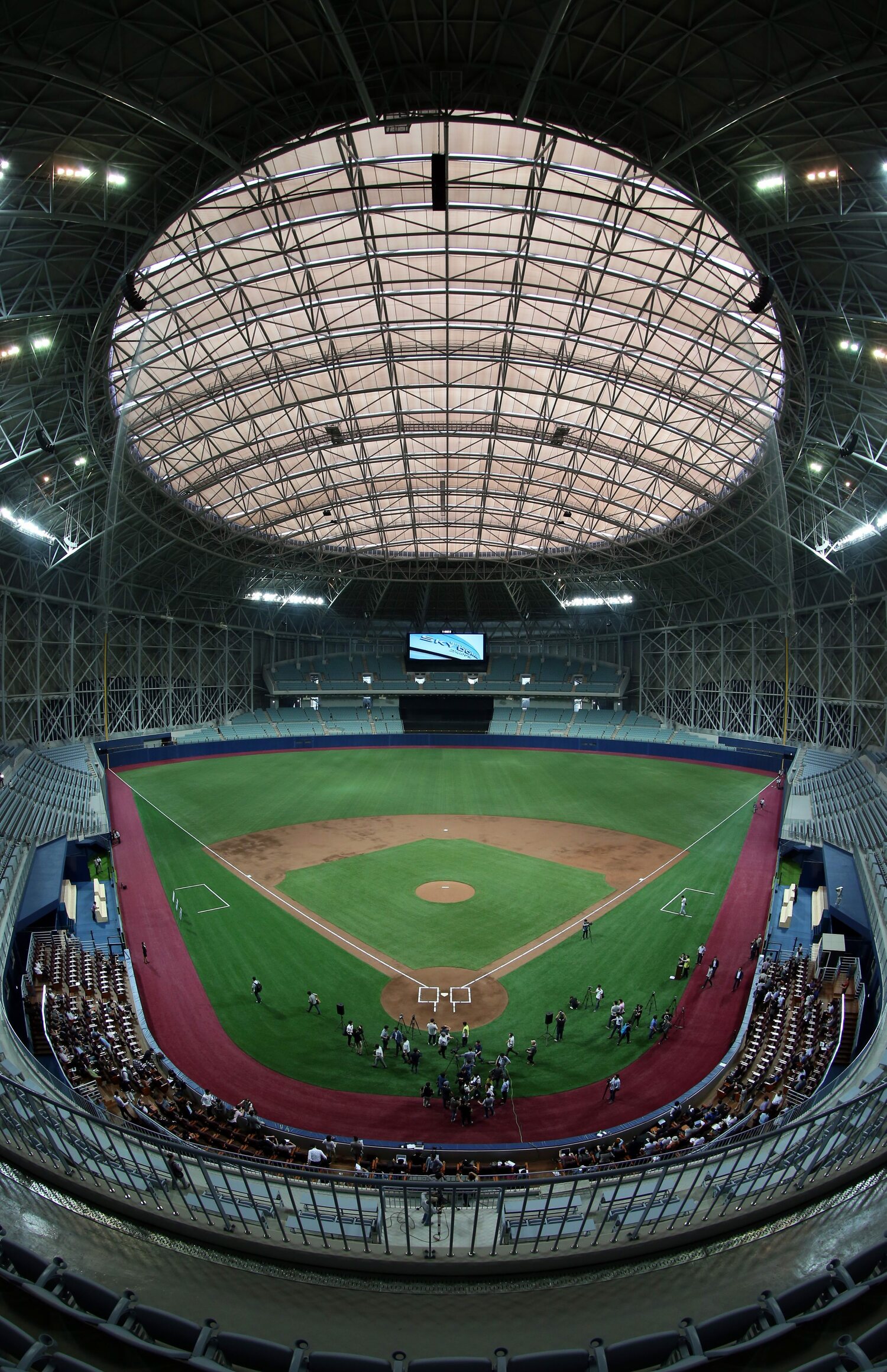 4階席まである高尺ドーム　©JIJI PRESS