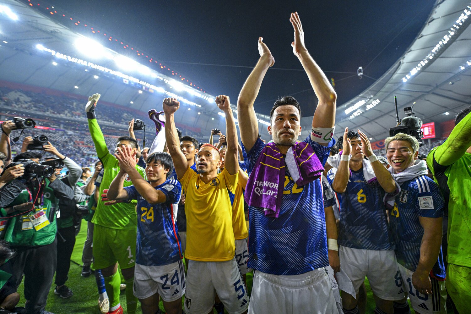 逆転勝利でグループリーグ突破を決め、スタンドに挨拶する吉田麻也ら日本代表 ©Takuya Sugiyama/JMPA