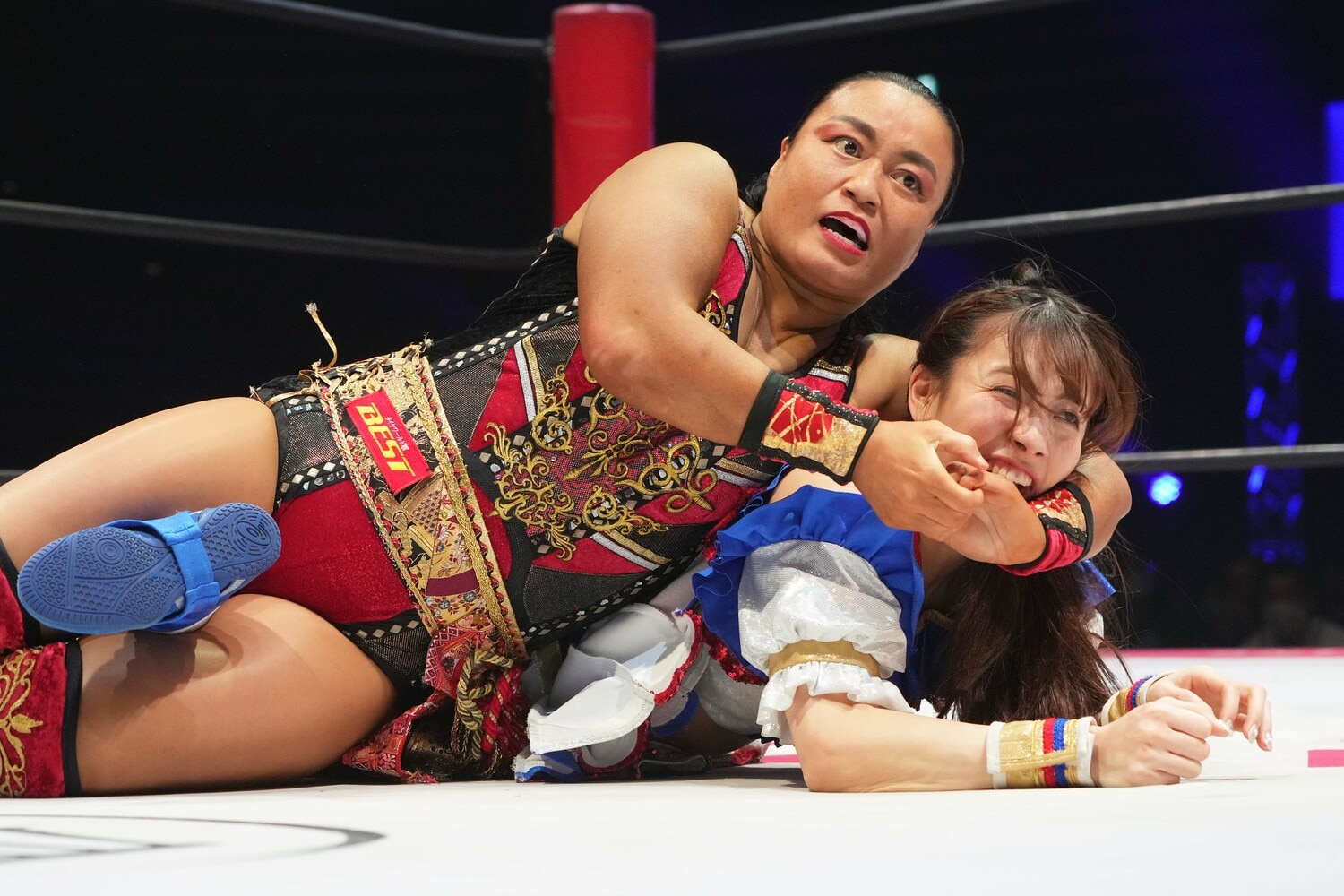 STFで荒井優希を攻める里村明衣子　©Essei Hara