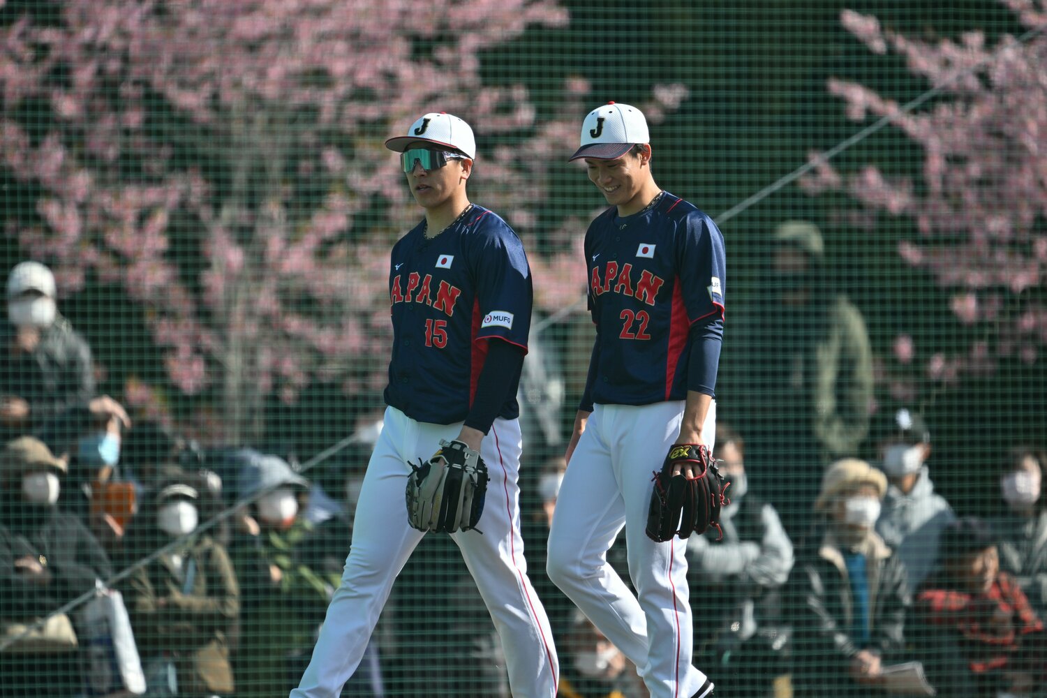 宮崎キャンプでは練習中の移動も一緒に行うことも多い大勢と湯浅 ©Hideki Sugiyama