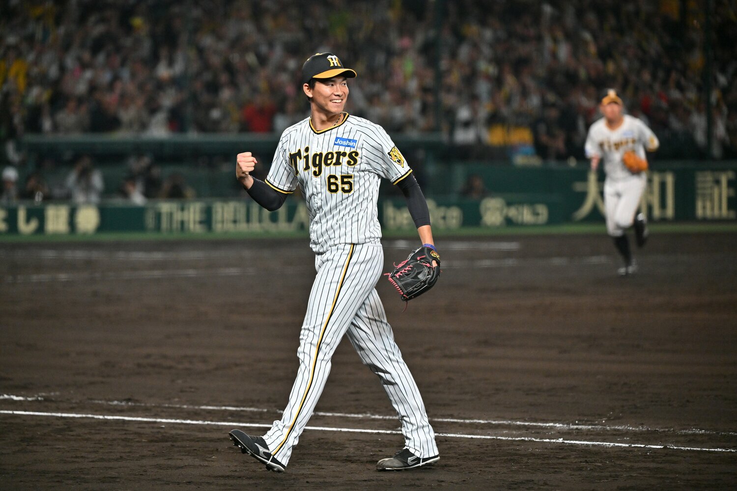 オリックス中川圭太を一球で抑え、ガッツポーズをみせる湯浅 ©︎Hideki Sugiyama