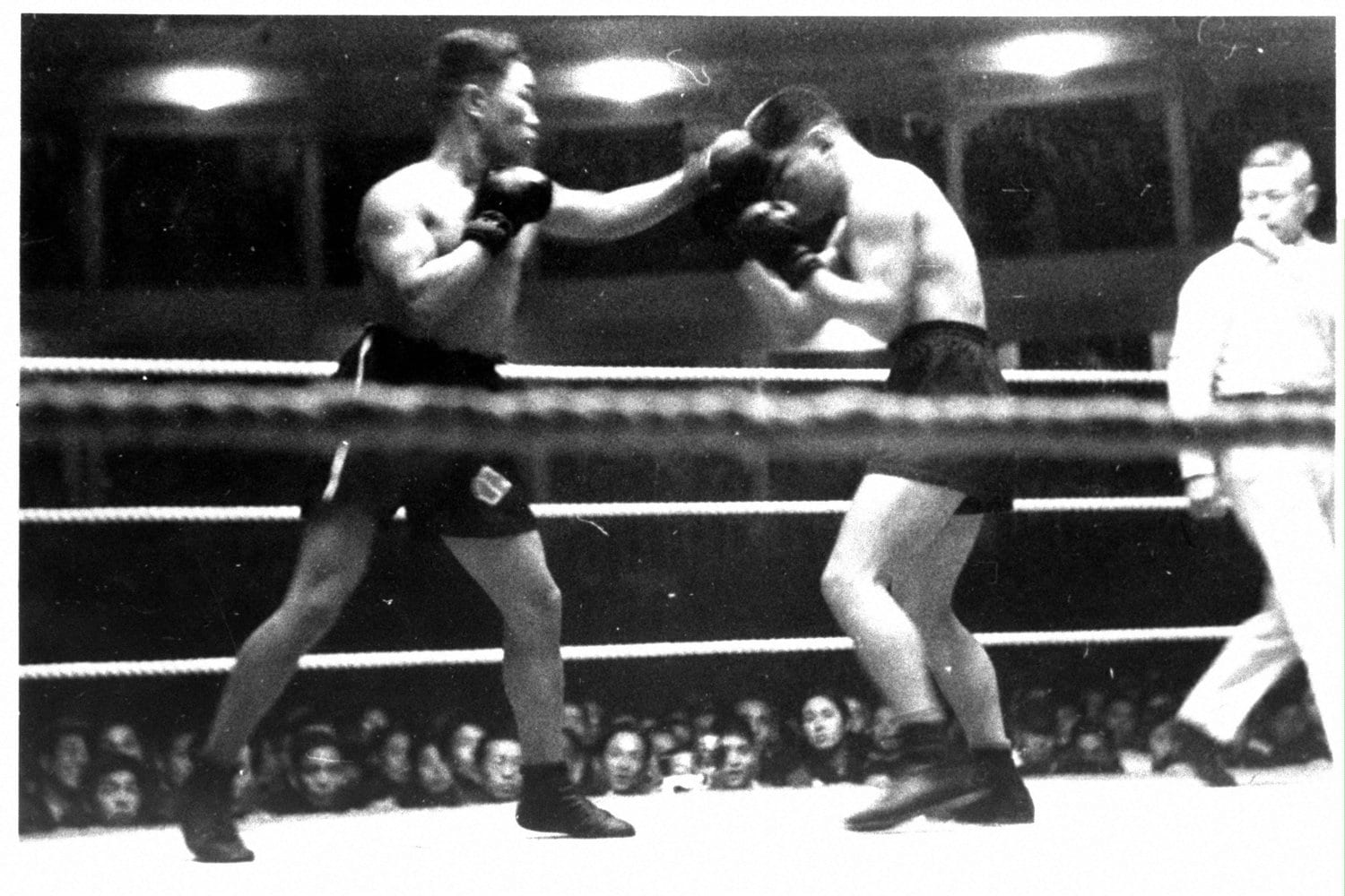 ピストン堀口対笹崎僙戦。両雄の対決は5度行われ、通算成績は堀口1勝、笹崎2勝、引き分けが2試合(写真は1946年の一戦、右が堀口) ©Mainichi Newspaper/AFLO