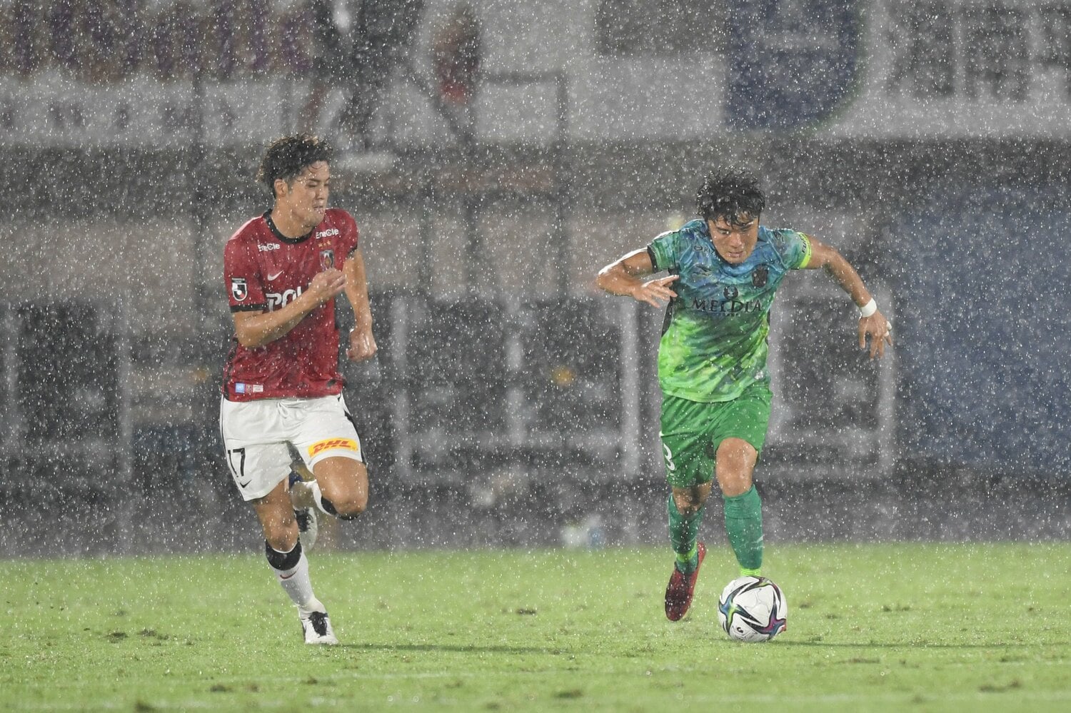 雨のレモンガススタジアム平塚。観戦には雨具が欠かせない　©Masashi Hara/Getty Images