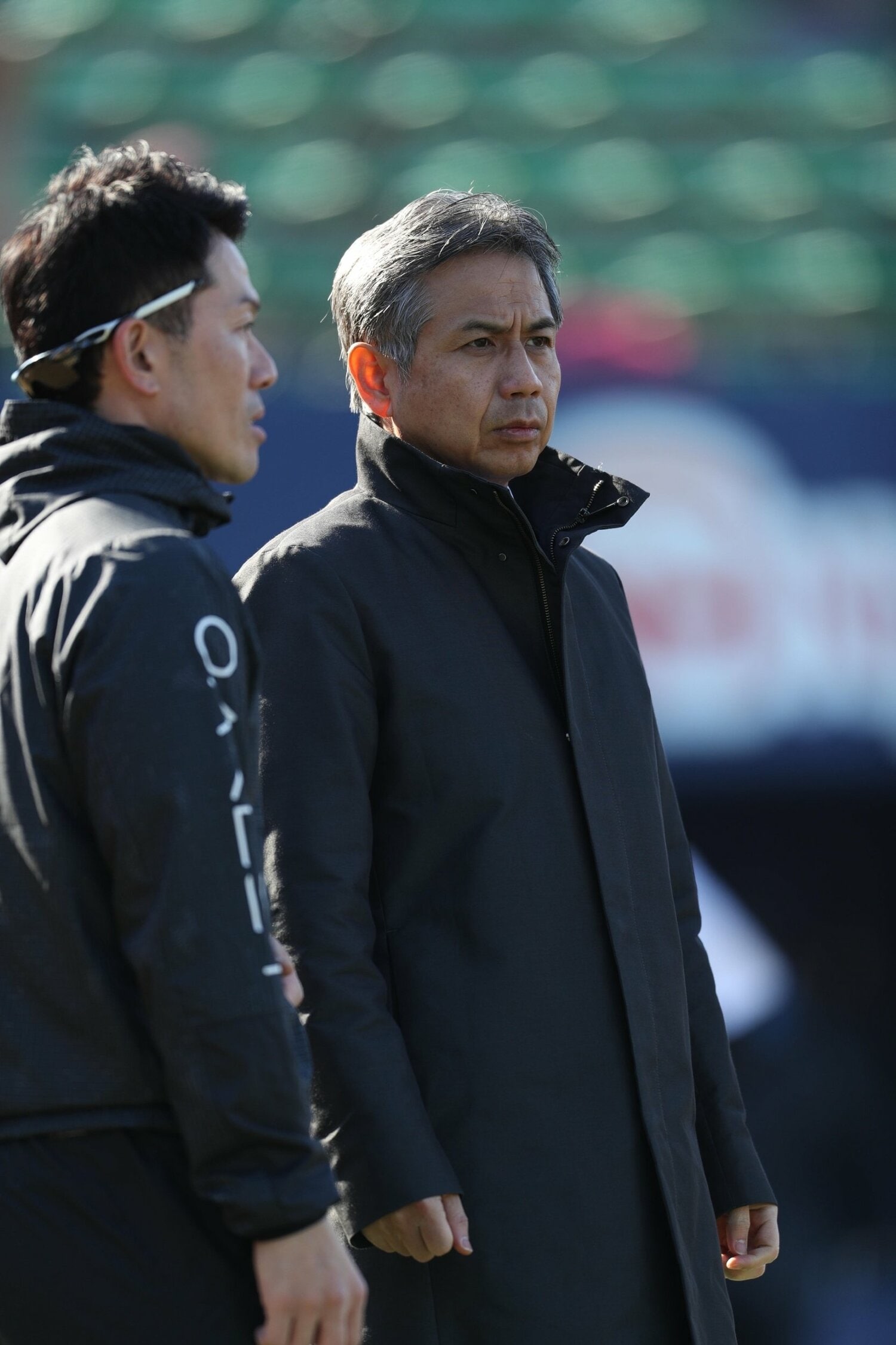 新人合同自主トレを視察する吉村浩GM（写真は2018年）©︎Sankei Shimbun