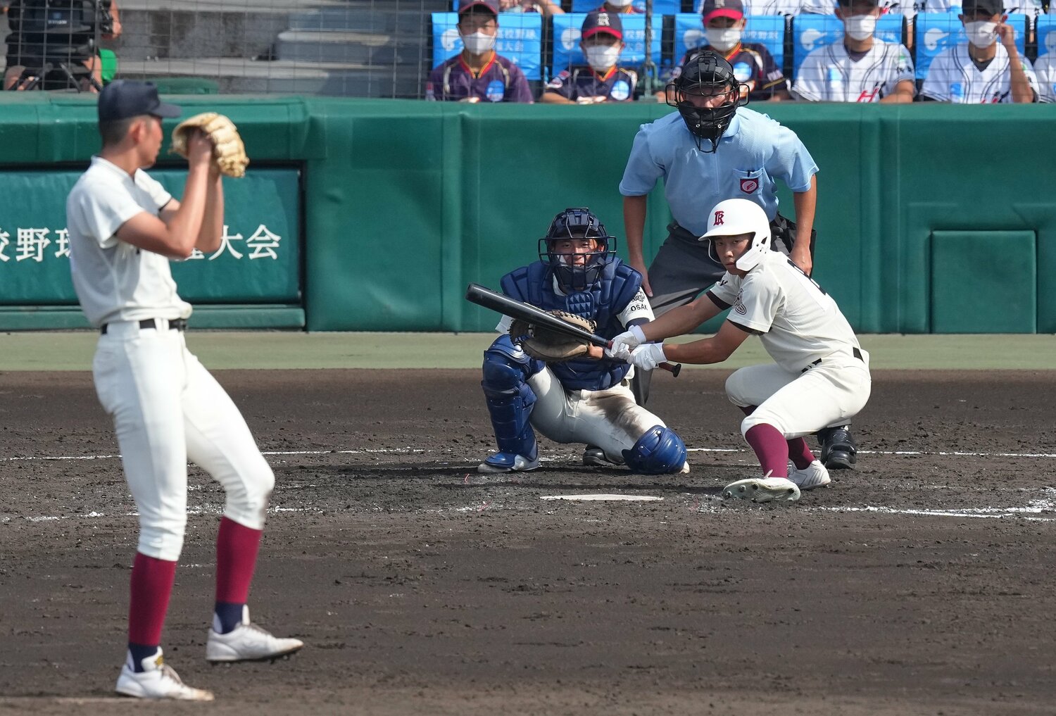 旭川大高には体を目いっぱいかがめてストライクゾーンを幻惑しようとした打者も　©Sankei Shimbun