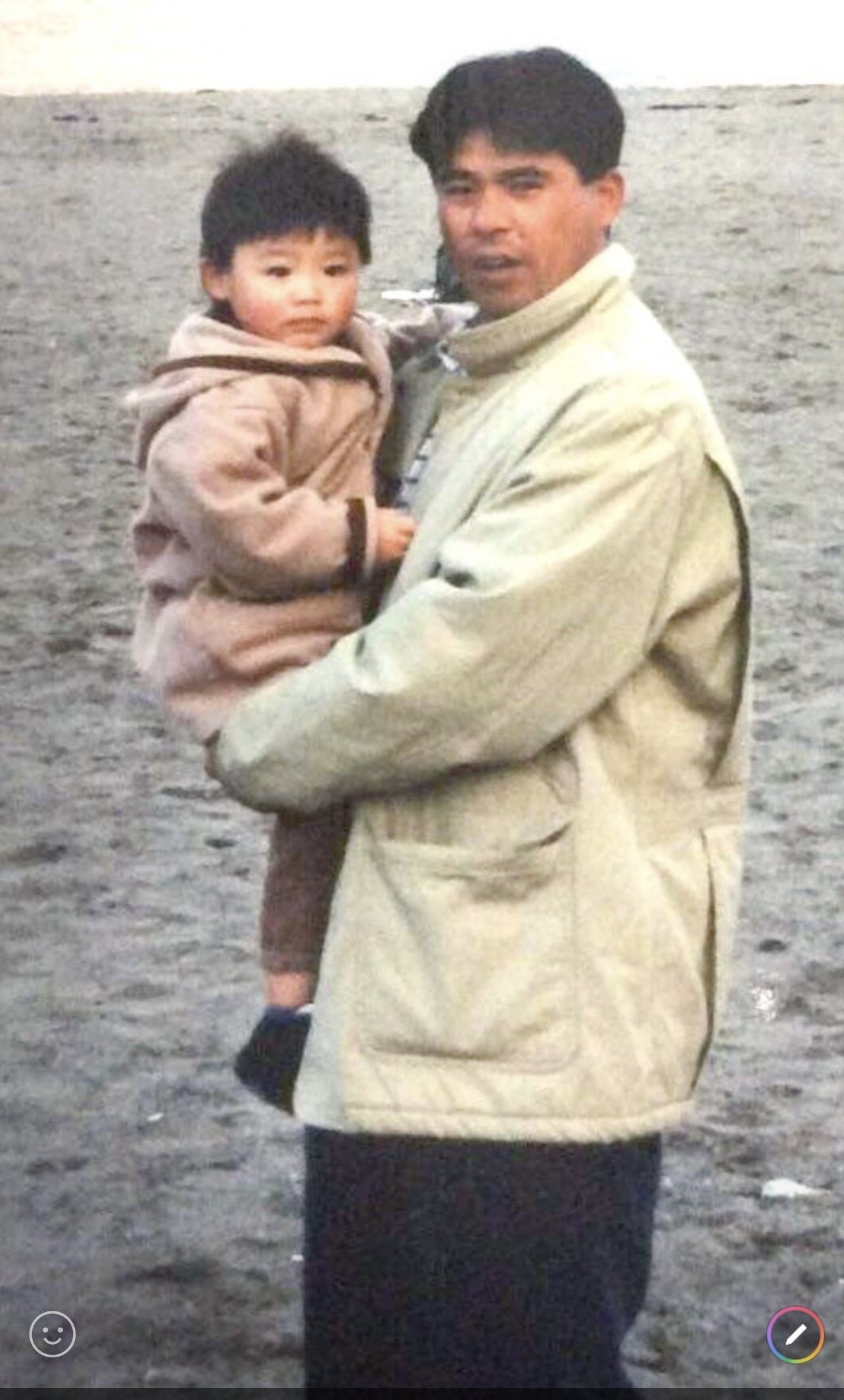 幼少期の福也を抱っこする章弘さん　写真は章弘さん提供