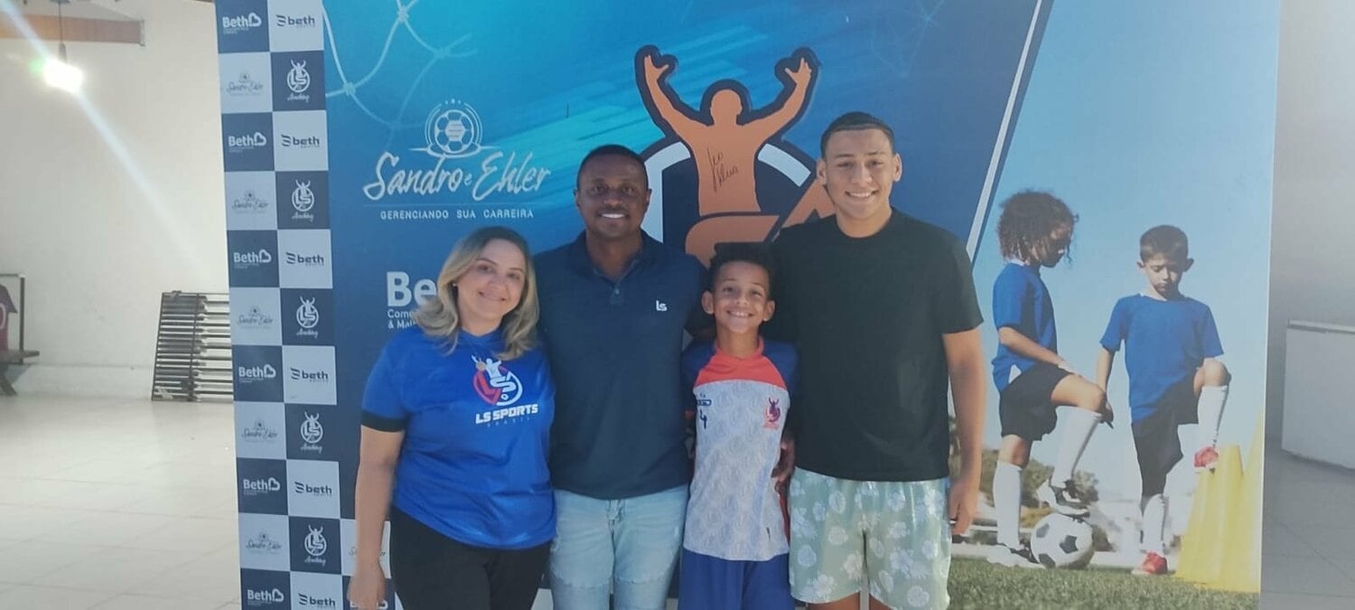 夫人、長男、三男と共に©Hiroaki Sawada