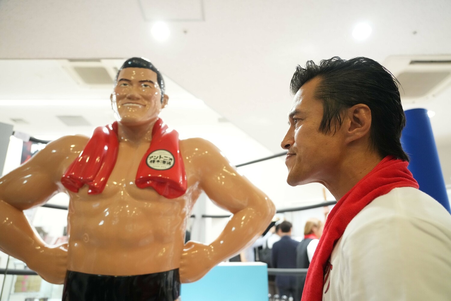 猪木像を見つめるアントニオ小猪木